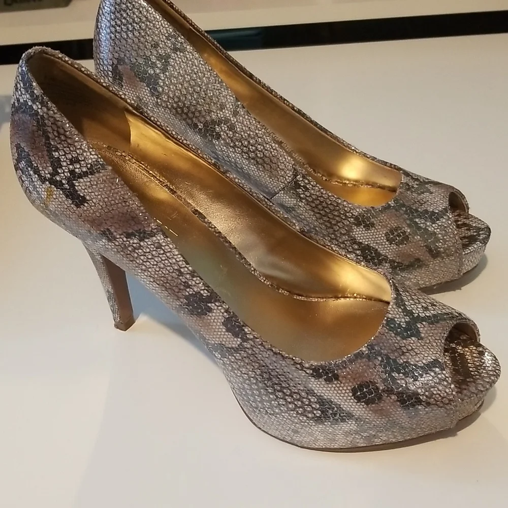 Nine West metallic gold snakeskin peeptoe high heels shoe size 6.5 EUC - Picture 1 of 1